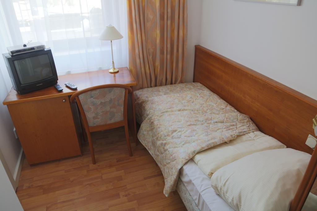 Willa Maksymilian Bed And Breakfast ビィドゴシュチュ 部屋 写真